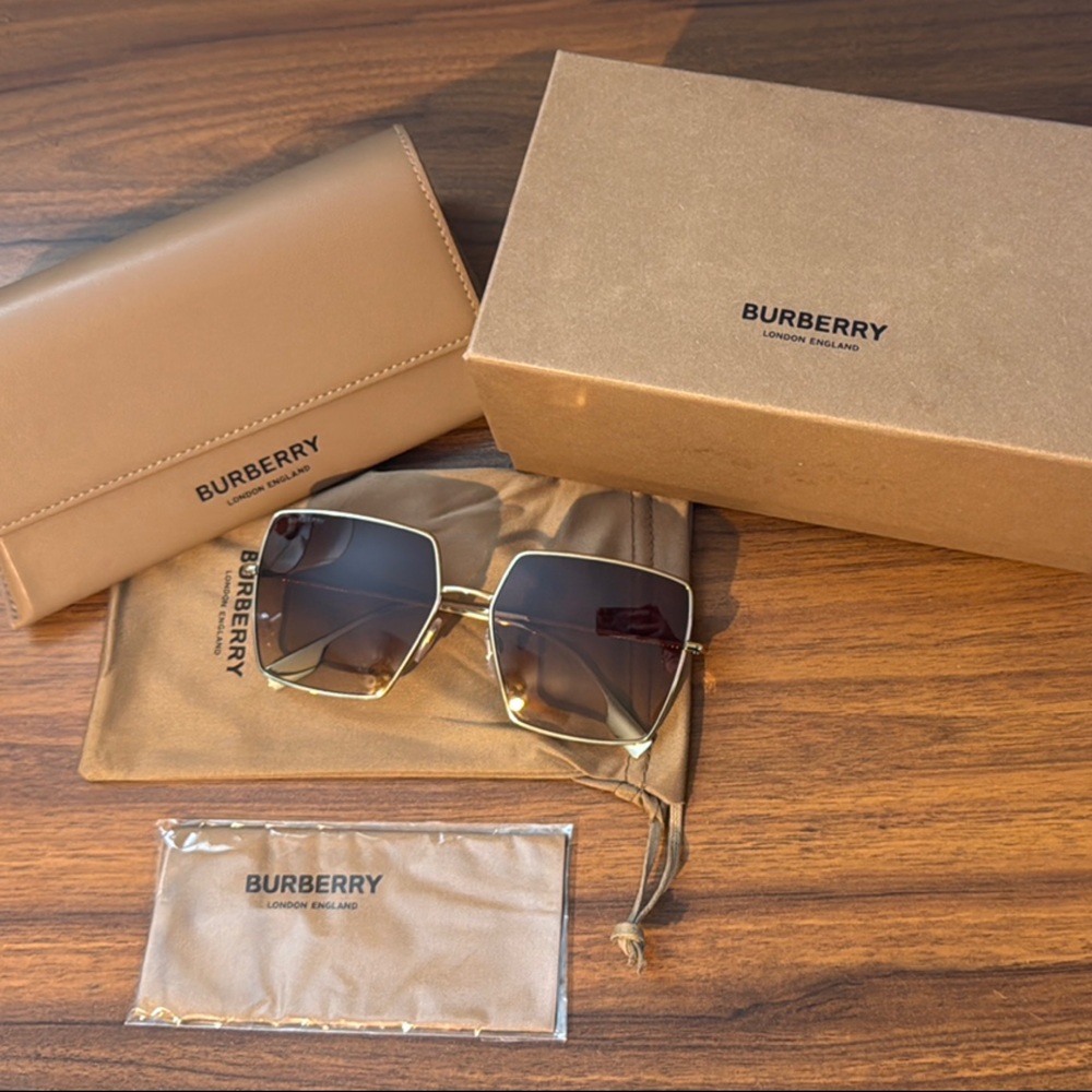 Burberry BE3133 Daphne Sunglasses Gold 58mm – New with Case